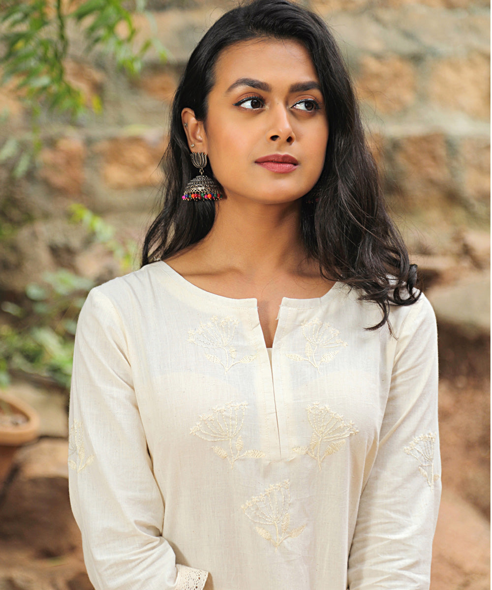 Off white handcrafted cotton musling kurta with embroidery