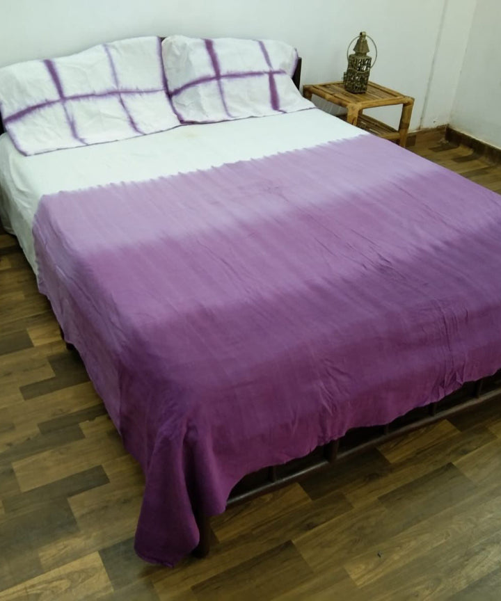 White purple handcrafted tie dye cotton double bedsheet