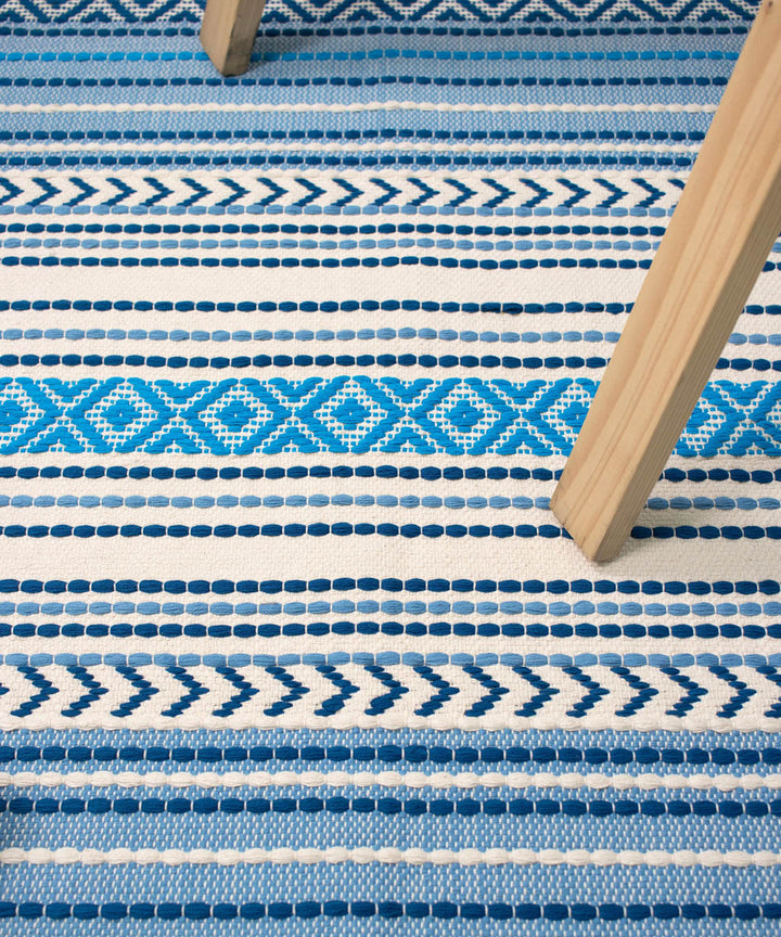 Blue white yarn dyed handwoven cotton rug