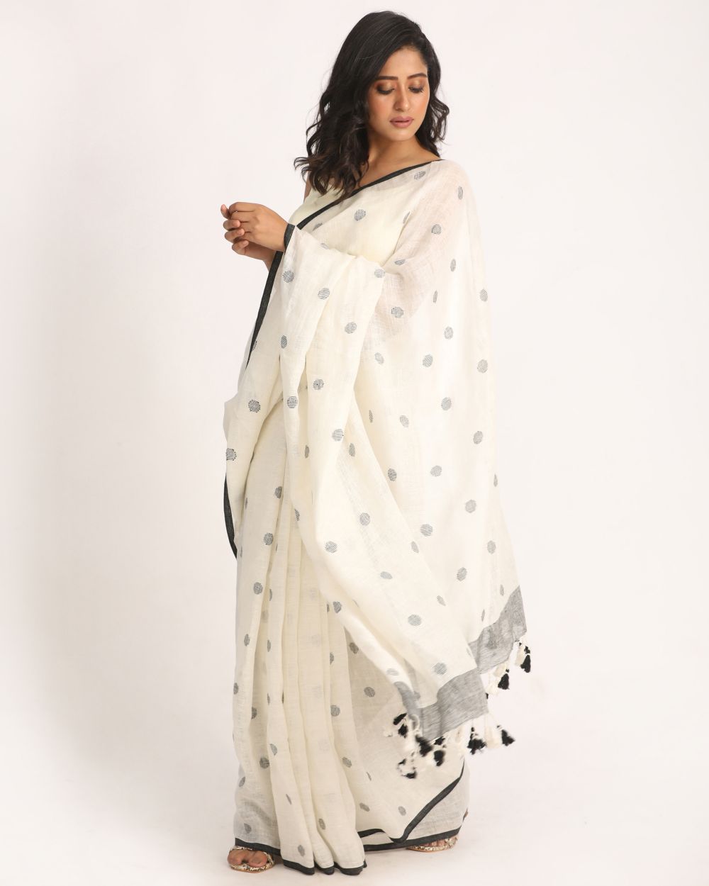 White handloom linen jamdani saree