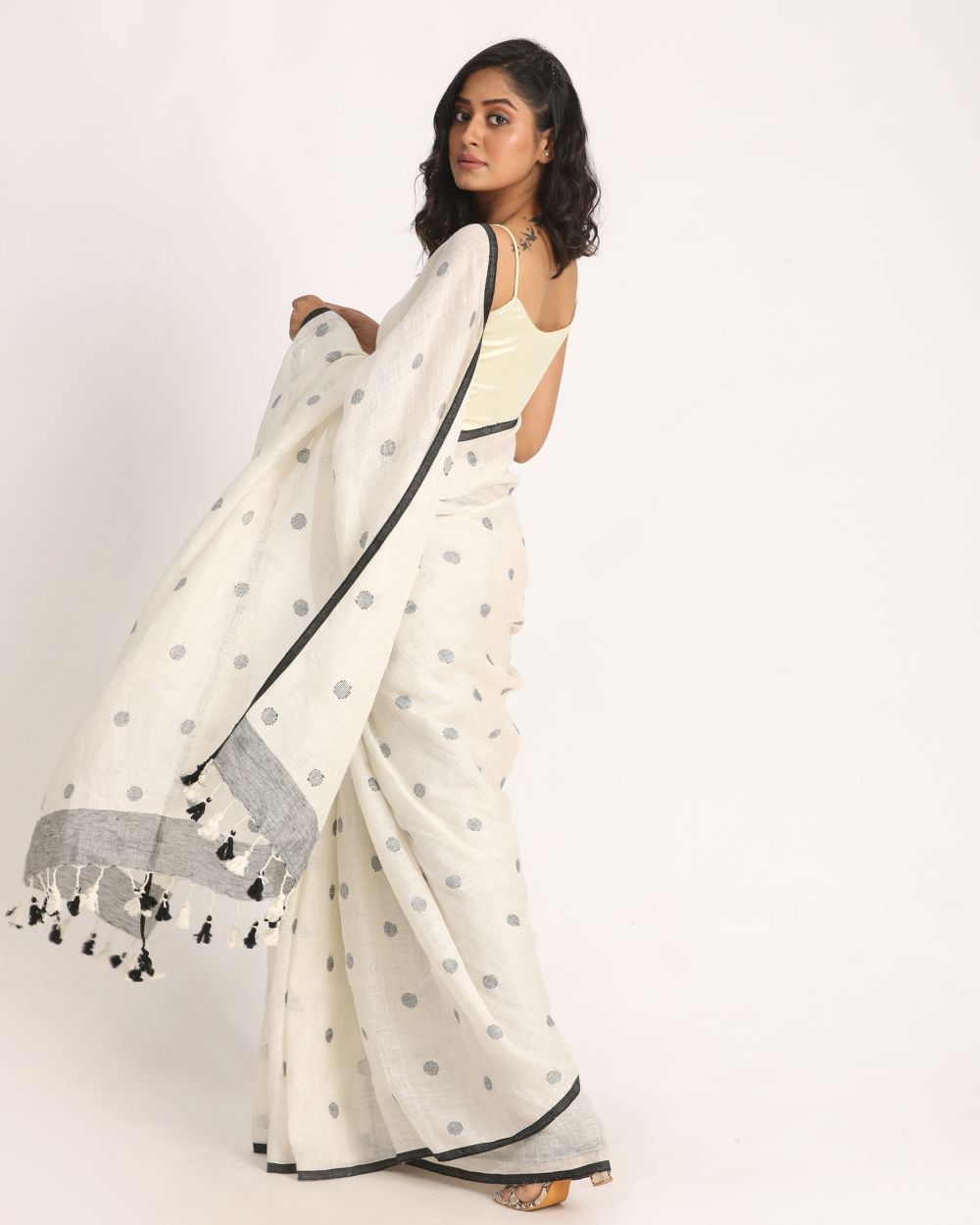 White handloom linen jamdani saree